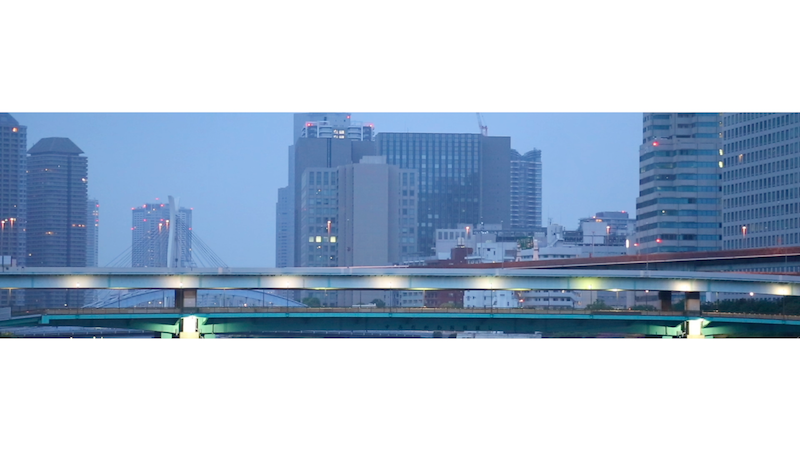 動く